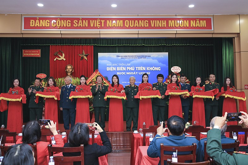 Các đại biểu cắt băng khai mạc triển lãm (Ảnh: BTLSQSVN). Các đại biểu cắt băng khai mạc triển lãm (Ảnh: BTLSQSVN).
