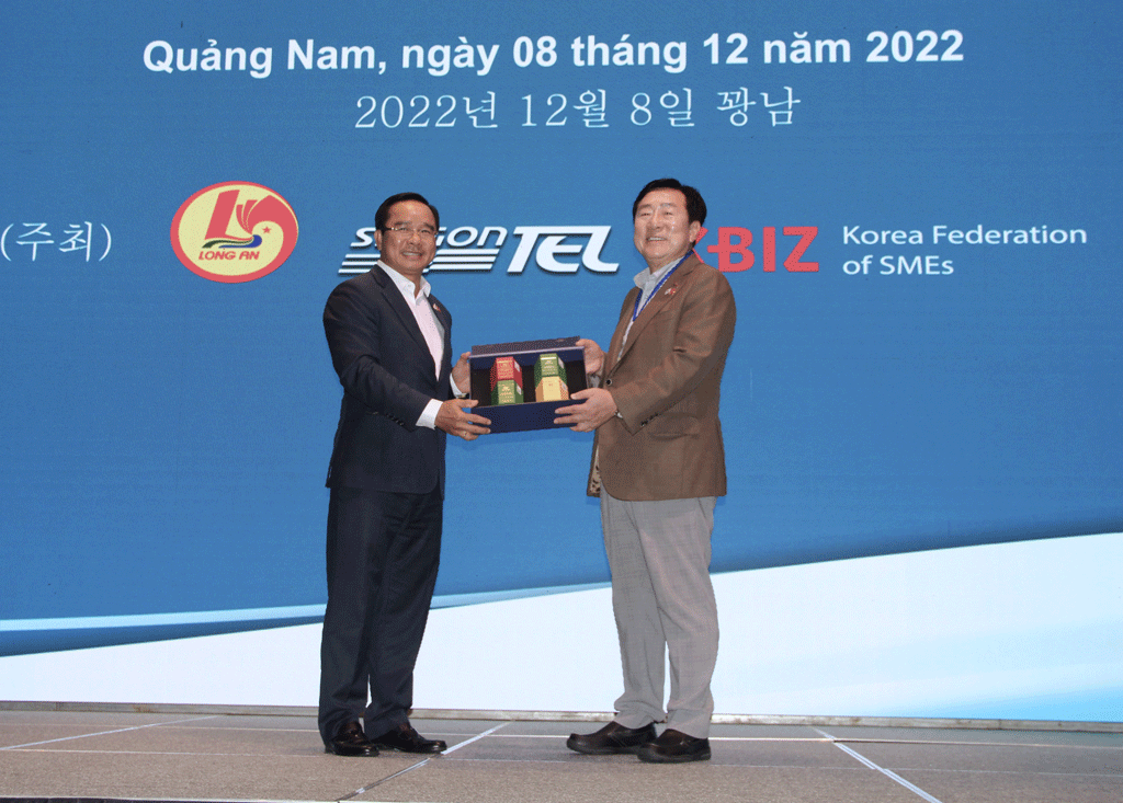 Bí thư Tỉnh ủy, Chủ tịch HĐND tỉnh - Nguyễn Văn Được tặng quà cho Chủ tịch Liên đoàn Doanh nghiệp vừa và nhỏ Hàn Quốc (KBIZ) - Kim Ki Mun (Ảnh: Báo Long An). Bí thư Tỉnh ủy, Chủ tịch HĐND tỉnh - Nguyễn Văn Được tặng quà cho Chủ tịch Liên đoàn Doanh nghiệp vừa và nhỏ Hàn Quốc (KBIZ) - Kim Ki Mun (Ảnh: Báo Long An).