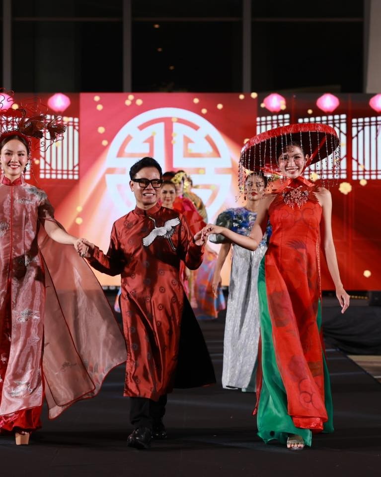 The program opened with a performance of national costumes from 3 designers Tran Thien Khanh, Ngo Nhat Huy and Ruby Tran. The program opened with a performance of national costumes from 3 designers Tran Thien Khanh, Ngo Nhat Huy and Ruby Tran.