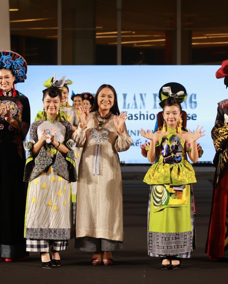 Designer Elite Artist Le Thi Lan Huong has brought Ao dzai Meet Thai Silk collection Prosperous Planet. Designer Elite Artist Le Thi Lan Huong has brought Ao dzai Meet Thai Silk collection Prosperous Planet.
