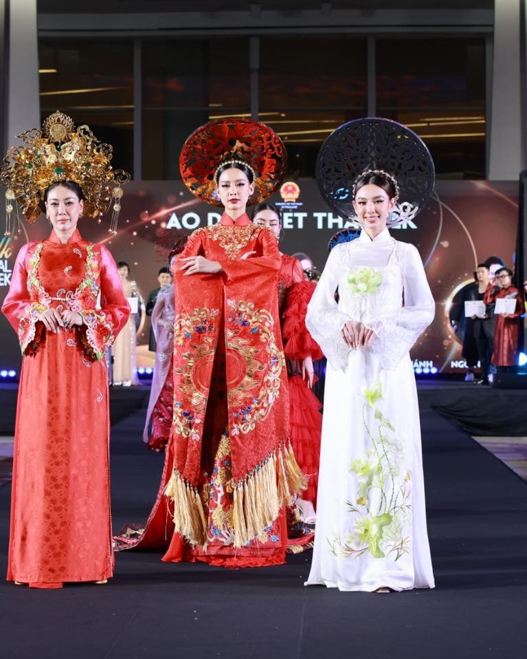 The show of When Vietnam's Ao Dai Meets Thai Silk