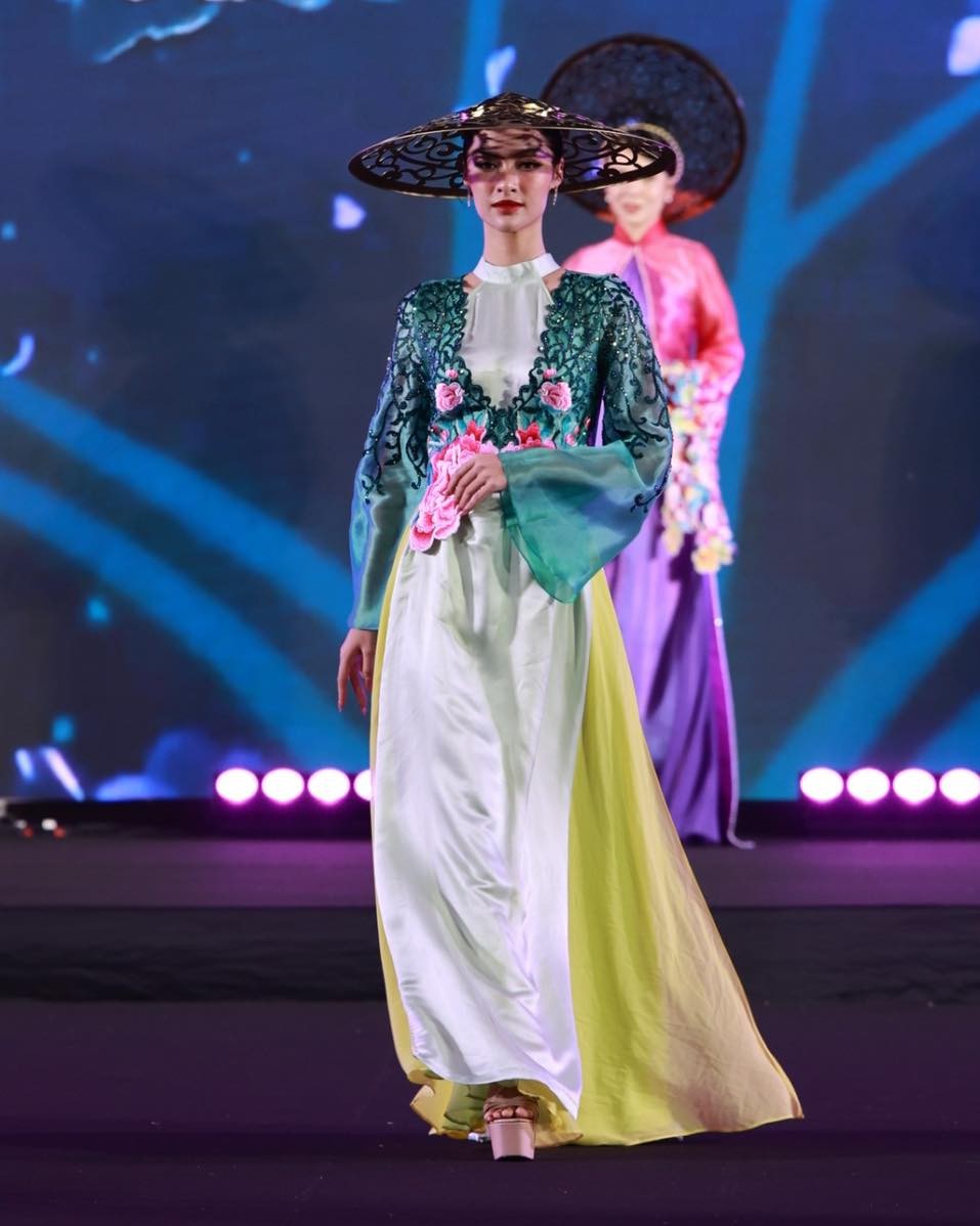 These collections will be luxuriously and creatively designed on Thai and Vietnamese silk, thereby honoring the Vietnamese Ao Dai as a cultural heritage, promoting closeness and exchange between the two peoples. These collections will be luxuriously and creatively designed on Thai and Vietnamese silk, thereby honoring the Vietnamese Ao Dai as a cultural heritage, promoting closeness and exchange between the two peoples.