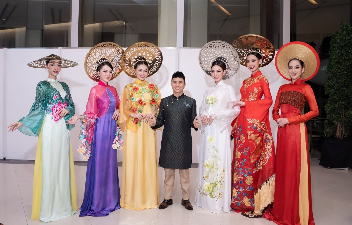 Designer Ngo Nhat Huy (C) introduces his Ao Dai collection at the International Thai Silk Fashion Week held in Bangkok, Thailand on December 7. Designer Ngo Nhat Huy (C) introduces his Ao Dai collection at the International Thai Silk Fashion Week held in Bangkok, Thailand on December 7.