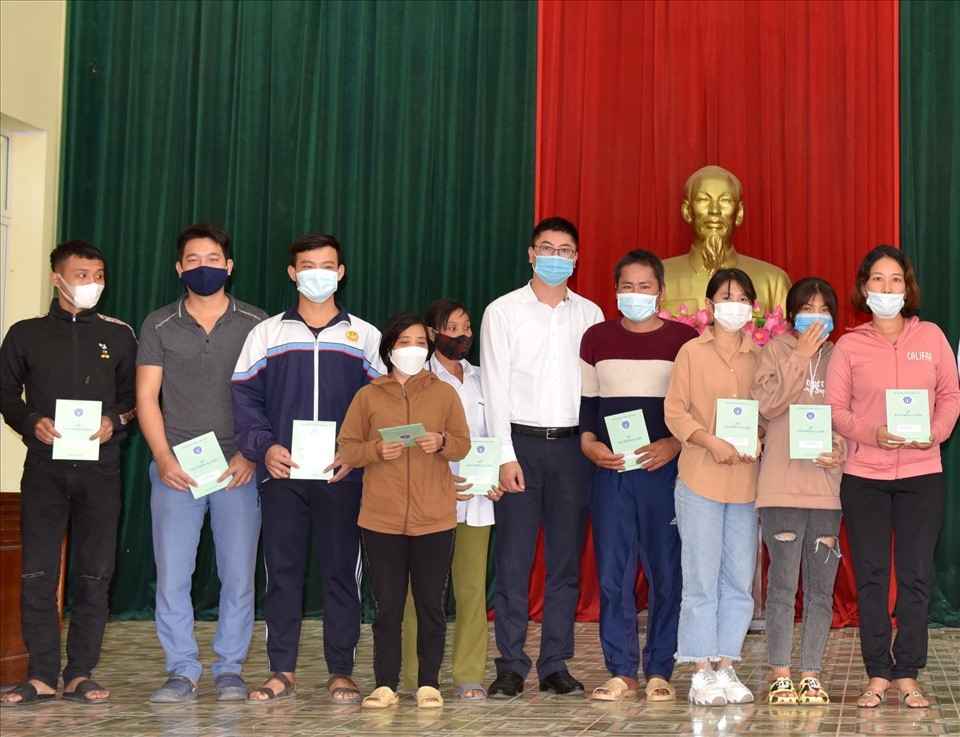 Người có hoàn cảnh khó khăn tại Hà Nội được tặng thẻ BHXH và sổ BHXH (Ảnh: BHXH TP.Hà Nội). Người có hoàn cảnh khó khăn tại Hà Nội được tặng thẻ BHXH và sổ BHXH (Ảnh: BHXH TP.Hà Nội).