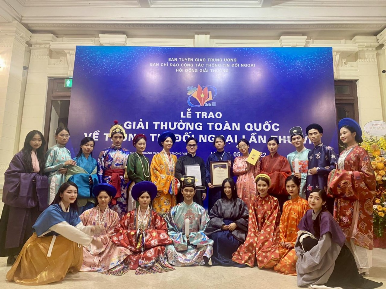 Youth Join Hands to Restore, Popularize Vietnamese Feudal Costumes Youth Join Hands to Restore, Popularize Vietnamese Feudal Costumes