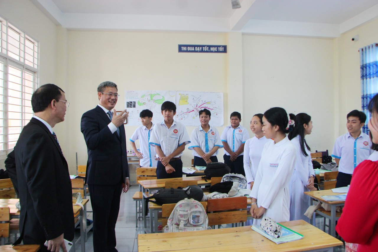 Tổng Lãnh sự Cộng hòa Nhân dân Trung Hoa tại TP. Hồ Chí Minh thăm, làm việc tại Trường Phổ thông Việt - Hoa Cần Thơ