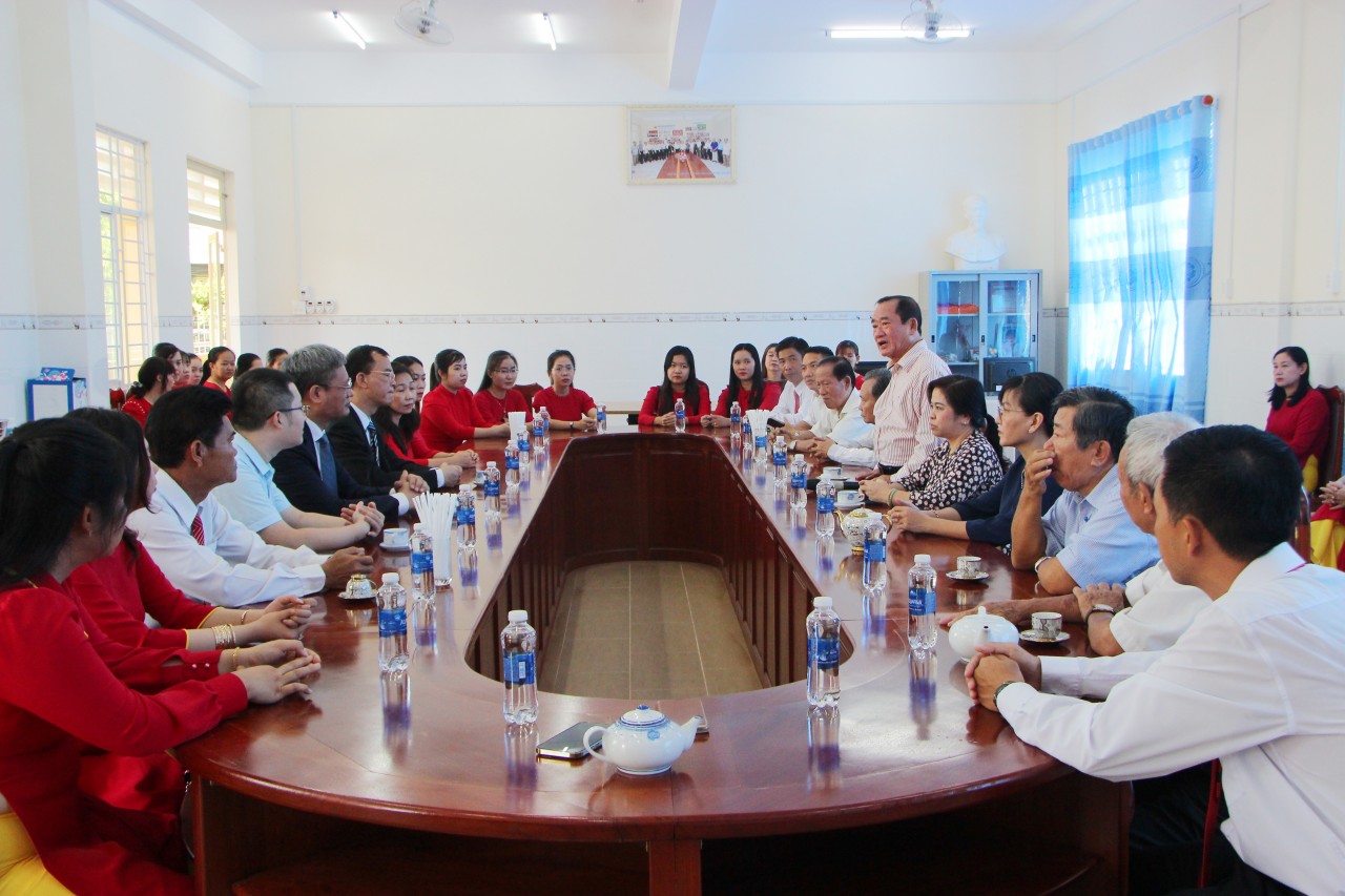 Tổng Lãnh sự Cộng hòa Nhân dân Trung Hoa tại TP. Hồ Chí Minh thăm, làm việc tại Trường Phổ thông Việt - Hoa Cần Thơ