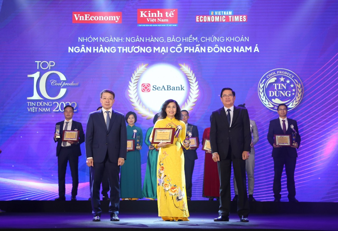 Đại diện SB nhận giải Tin Dùng 2022. Đại diện SB nhận giải Tin Dùng 2022.
