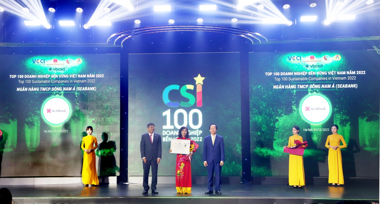 Đại diện SeABank nhận giải CSI. Đại diện SeABank nhận giải CSI.