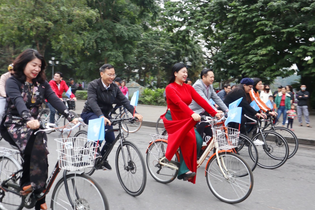 Các đại biểu tham gia diễu hành xe đạp quanh Hồ Hoàn Kiếm (Ảnh: Hạnh Trần). Các đại biểu tham gia diễu hành xe đạp quanh Hồ Hoàn Kiếm (Ảnh: Hạnh Trần).