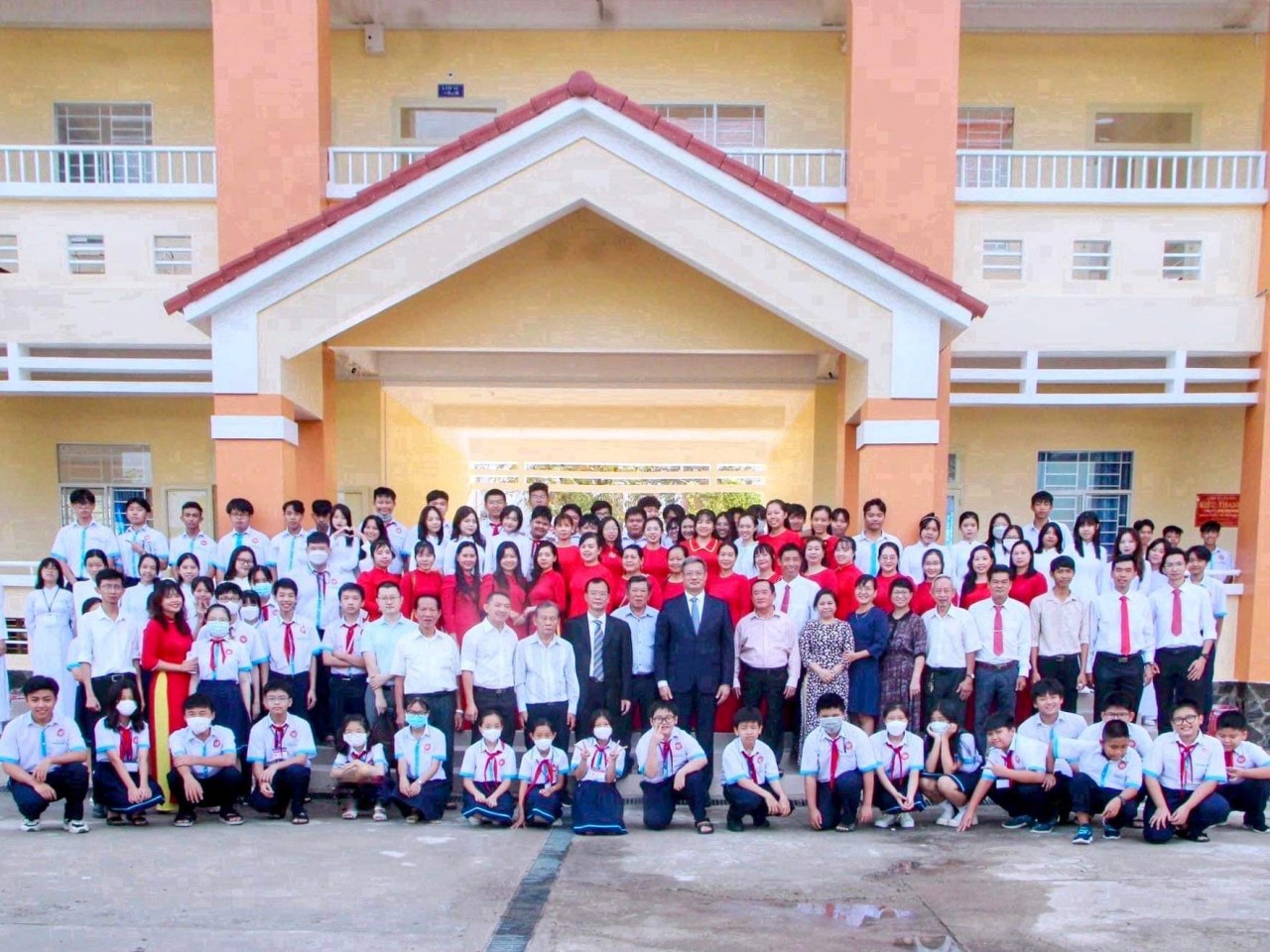 Tổng Lãnh sự Cộng hòa Nhân dân Trung Hoa tại TP. Hồ Chí Minh thăm, làm việc tại Trường Phổ thông Việt - Hoa Cần Thơ