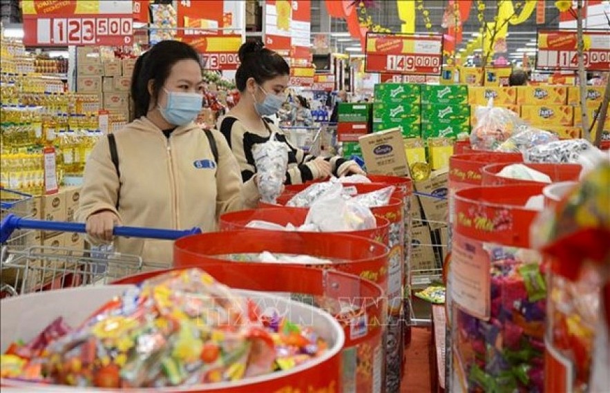 Consumers shop at a supermarket. Photo: VNA Consumers shop at a supermarket. Photo: VNA