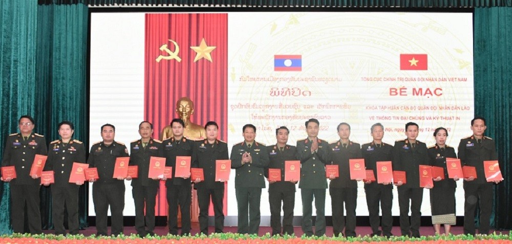 Bế mạc lớp tập huấn thông tin đại chúng và kỹ thuật in cho cán bộ quân đội Lào Bế mạc lớp tập huấn thông tin đại chúng và kỹ thuật in cho cán bộ quân đội Lào