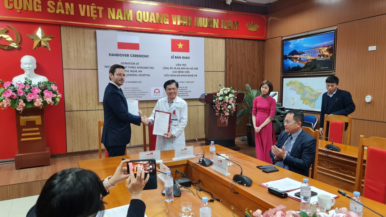 Đại sứ quán Ba Lan viện trợ máy móc, thiết bị y tế cho tỉnh Nghệ An Đại sứ quán Ba Lan viện trợ máy móc, thiết bị y tế cho tỉnh Nghệ An