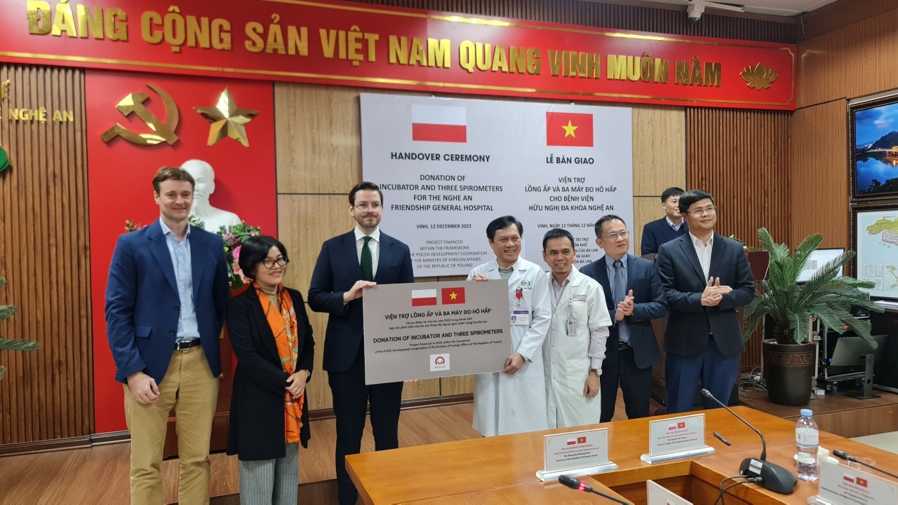 Đại sứ quán Ba Lan viện trợ máy móc, thiết bị y tế cho tỉnh Nghệ An Đại sứ quán Ba Lan viện trợ máy móc, thiết bị y tế cho tỉnh Nghệ An
