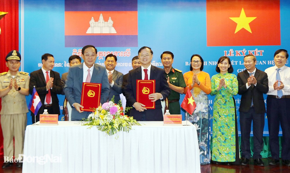 Chủ tịch UBND tỉnh Cao Tiến Dũng và Tỉnh trưởng tỉnh Kampong Thom Nguon Rattanak thực hiện ký kết Bản ghi nhớ thiết lập quan hệ hợp tác giữa hai địa phương (Ảnh: Báo Đồng Nai). Chủ tịch UBND tỉnh Cao Tiến Dũng và Tỉnh trưởng tỉnh Kampong Thom Nguon Rattanak thực hiện ký kết Bản ghi nhớ thiết lập quan hệ hợp tác giữa hai địa phương (Ảnh: Báo Đồng Nai).