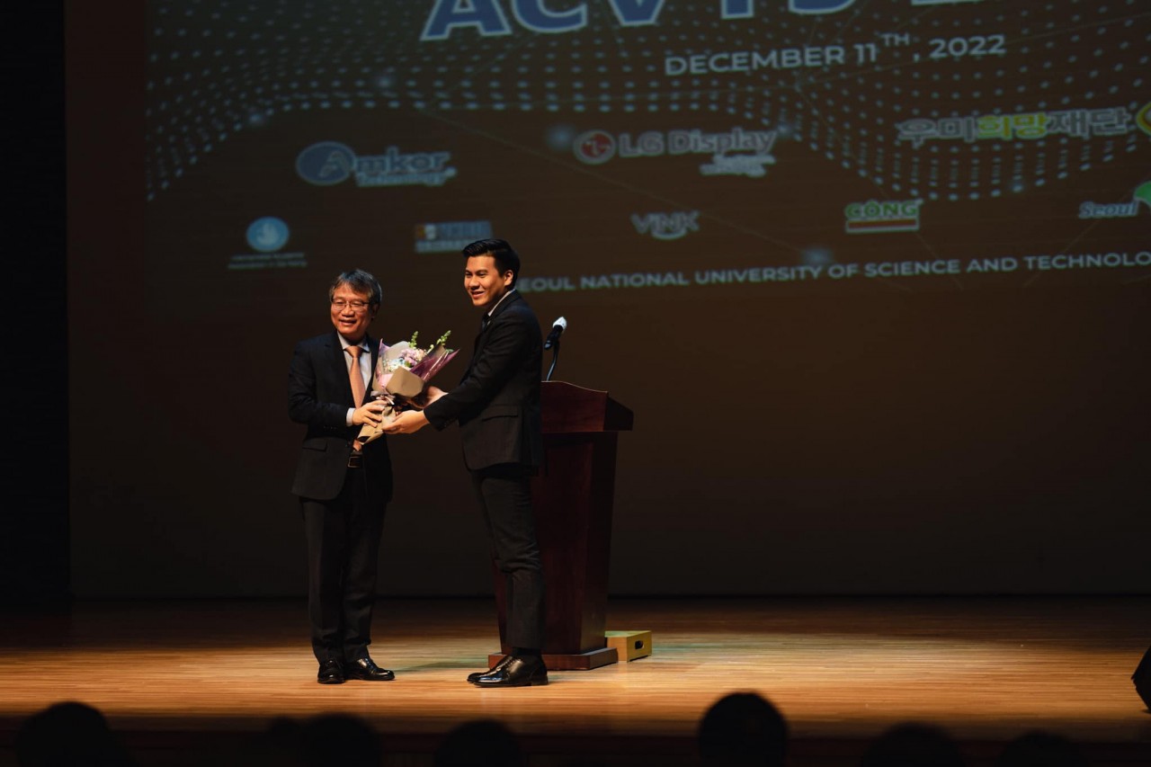Vietnamese Ambassador to the RoK Nguyen Vu Tung congratulates the event. 