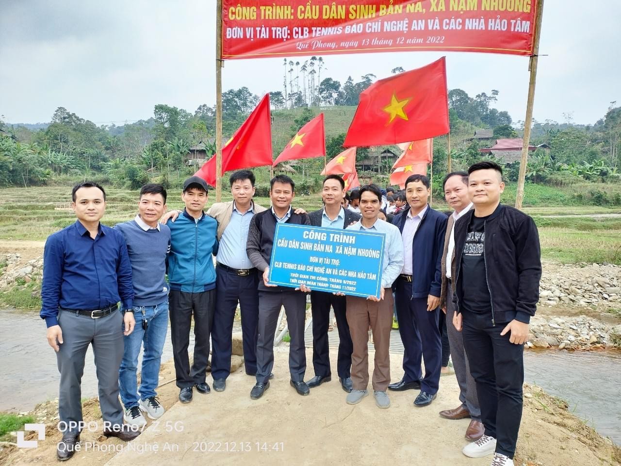 undefined Bàn giao cầu vượt lũ cho đồng bào xã đặc biệt khó khăn ở Nghệ An