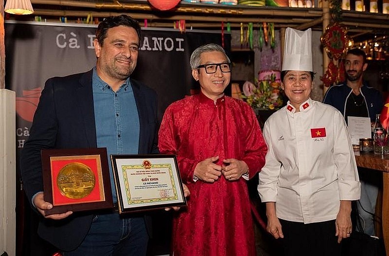 Chef Vu Thi Ha (first from right) and delegates at the event. Photo: VNA Chef Vu Thi Ha (first from right) and delegates at the event. Photo: VNA