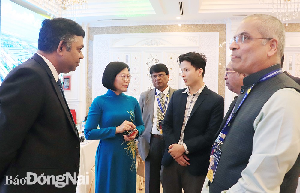 Phó chủ tịch UBND tỉnh Nguyễn Thị Hoàng trao đổi với doanh nghiệp Ấn Độ về môi trường đầu tư của Đồng Nai (Ảnh: Báo Đồng Nai). Phó chủ tịch UBND tỉnh Nguyễn Thị Hoàng trao đổi với doanh nghiệp Ấn Độ về môi trường đầu tư của Đồng Nai (Ảnh: Báo Đồng Nai).
