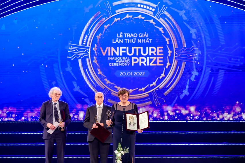 Tiến sĩ Katalin Kariko – nhà khoa học từng giành Giải thưởng Chính VinFuture mùa đầu tiên đánh giá, chủ đề “Hồi sinh và Tái thiết” năm nay rất ý nghĩa và thiết thực. Tiến sĩ Katalin Kariko – nhà khoa học từng giành Giải thưởng Chính VinFuture mùa đầu tiên đánh giá, chủ đề “Hồi sinh và Tái thiết” năm nay rất ý nghĩa và thiết thực.