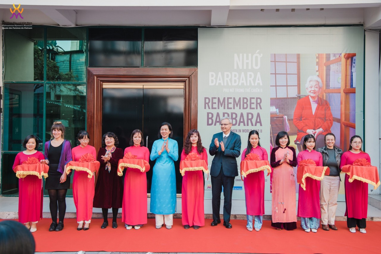 Đại sứ Pháp tại Việt Nam Nicolas Warnery, đại diện lãnh đạo Hội Liên hiệp Phụ nữ Việt Nam, Bảo tàng Phụ nữ Việt Nam và các khách mời cắt băng khai mạc triển lãm của nhiếp ảnh gia Pháp (Ảnh: Bảo tàng Phụ nữ Việt Nam). Đại sứ Pháp tại Việt Nam Nicolas Warnery, đại diện lãnh đạo Hội Liên hiệp Phụ nữ Việt Nam, Bảo tàng Phụ nữ Việt Nam và các khách mời cắt băng khai mạc triển lãm của nhiếp ảnh gia Pháp (Ảnh: Bảo tàng Phụ nữ Việt Nam).