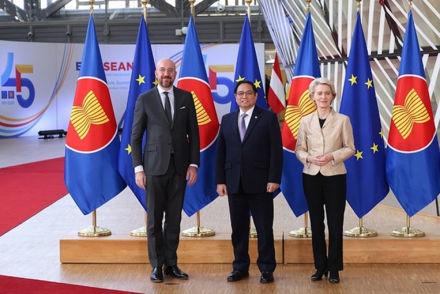 European Council President Charles Michel (first from left) and European Commission President Ursula Von der Leyen (first from right)) welcome Prime Minister Pham Minh Chinh to the ASEAN-EU commemorative summit. Photo: VGP European Council President Charles Michel (first from left) and European Commission President Ursula Von der Leyen (first from right)) welcome Prime Minister Pham Minh Chinh to the ASEAN-EU commemorative summit. Photo: VGP