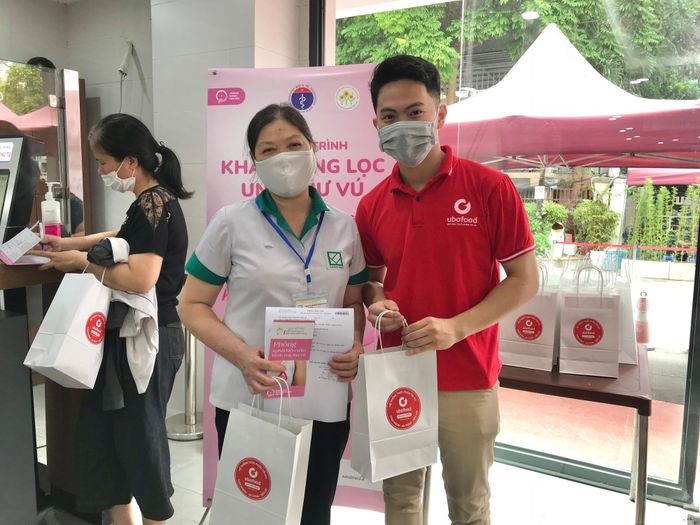 Đai diện Quỹ Ngày mai tươi sáng và nhà hảo tâm tặng quà cho người đến khám sàng lọc ung thư vú. (Ảnh: SK&ĐS) Đai diện Quỹ Ngày mai tươi sáng và nhà hảo tâm tặng quà cho người đến khám sàng lọc ung thư vú. (Ảnh: SK&ĐS)