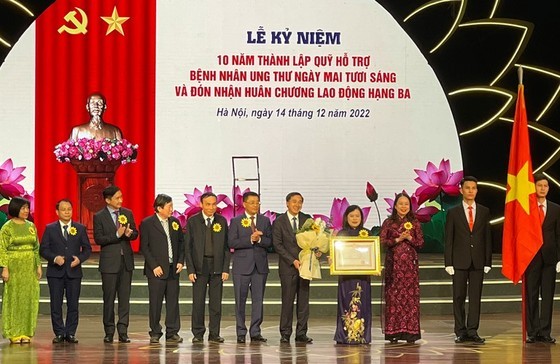 Phó Chủ tịch nước Võ Thị Ánh Xuân trao tặng Huân chương Lao động hạng Ba cho Quỹ Hỗ trợ bệnh nhân ung thư - Ngày mai tươi sáng Phó Chủ tịch nước Võ Thị Ánh Xuân trao tặng Huân chương Lao động hạng Ba cho Quỹ Hỗ trợ bệnh nhân ung thư - Ngày mai tươi sáng