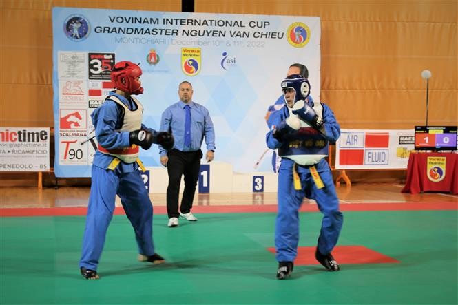 Vovinam is practiced with and without weapons. It is based on the principle of combining ‘hard’ and ‘soft’. It is not only about the training the body, but also the mind. Photo: VNA Vovinam is practiced with and without weapons. It is based on the principle of combining ‘hard’ and ‘soft’. It is not only about the training the body, but also the mind. Photo: VNA