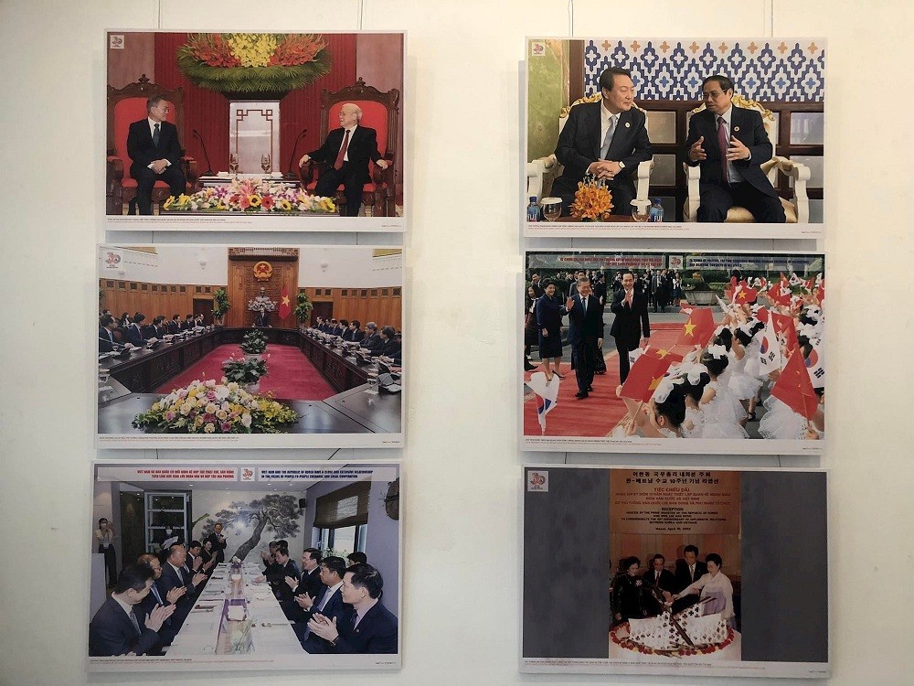 Photo exhibition spotlighting Vietnam- RoK relations underway in Hanoi Photo exhibition spotlighting Vietnam- RoK relations underway in Hanoi