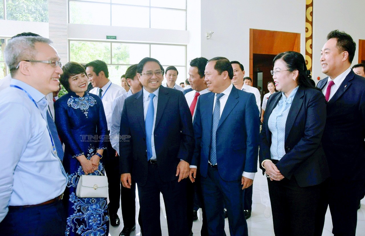 Thủ tướng Chính phủ Phạm Minh Chính trao đổi với lãnh đạo tỉnh Thái Nguyên và các đại biểu bên lề Hội nghị triển khai Chương trình hành động thực hiện Nghị quyết số 11 Bộ Chính trị tại Thái Nguyên. Thủ tướng Chính phủ Phạm Minh Chính trao đổi với lãnh đạo tỉnh Thái Nguyên và các đại biểu bên lề Hội nghị triển khai Chương trình hành động thực hiện Nghị quyết số 11 Bộ Chính trị tại Thái Nguyên.