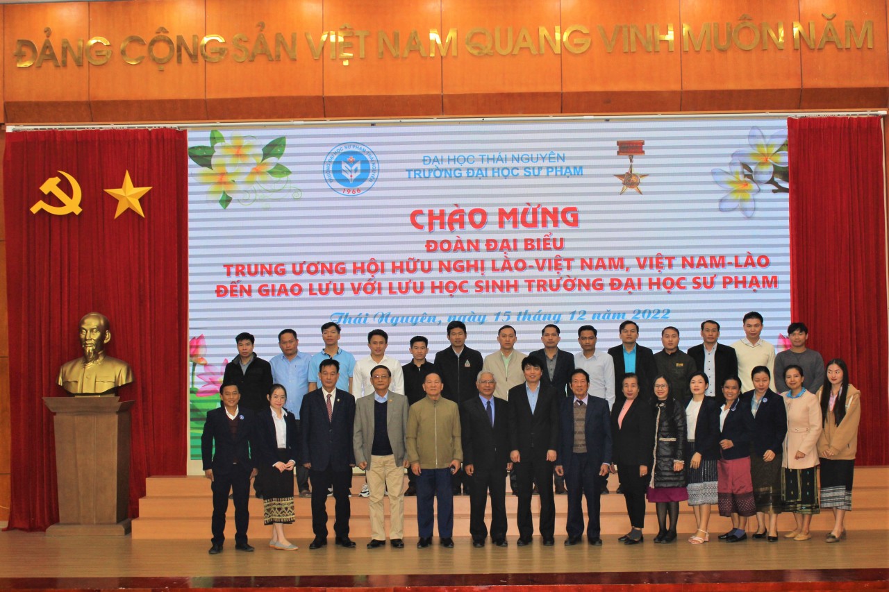 Các đại biểu chụp hình với các lưu học sinh Lào đang học tập tại Trường ĐH Sư phạm Thái Nguyên. Các đại biểu chụp hình với các lưu học sinh Lào đang học tập tại Trường ĐH Sư phạm Thái Nguyên.