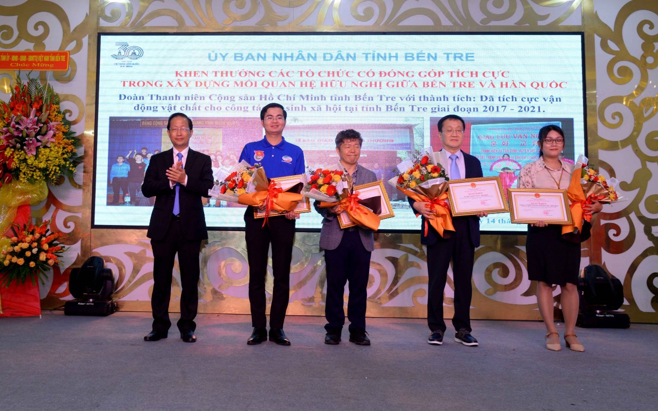 Bến Tre: Họp mặt kỷ niệm 30 năm ngày thiết lập quan hệ ngoại giao giữa Việt Nam và Hàn Quốc Bến Tre: Họp mặt kỷ niệm 30 năm ngày thiết lập quan hệ ngoại giao giữa Việt Nam và Hàn Quốc