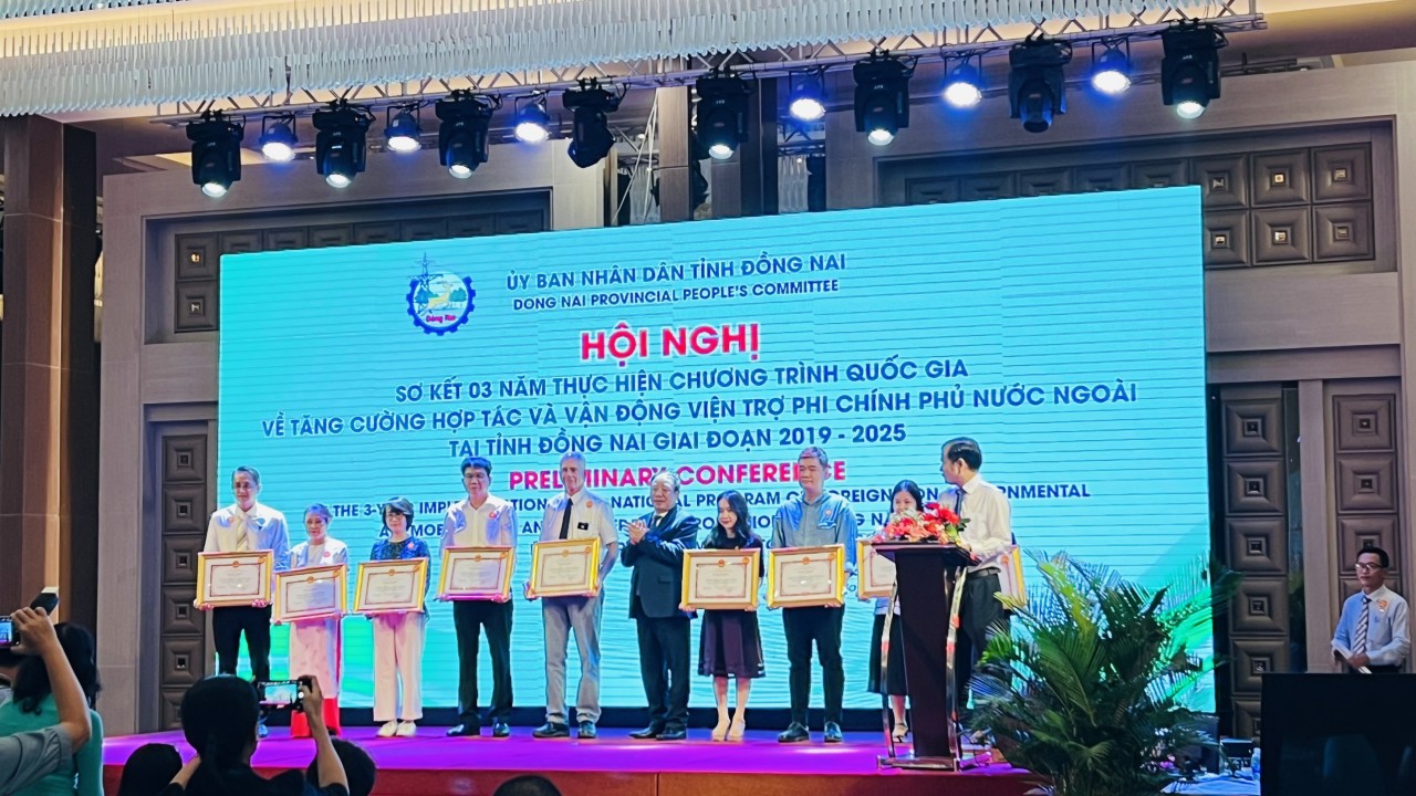 Đồng Nai trao tặng Bằng khen cho 27 tập thể và 17 cá nhân Đồng Nai trao tặng Bằng khen cho 27 tập thể và 17 cá nhân