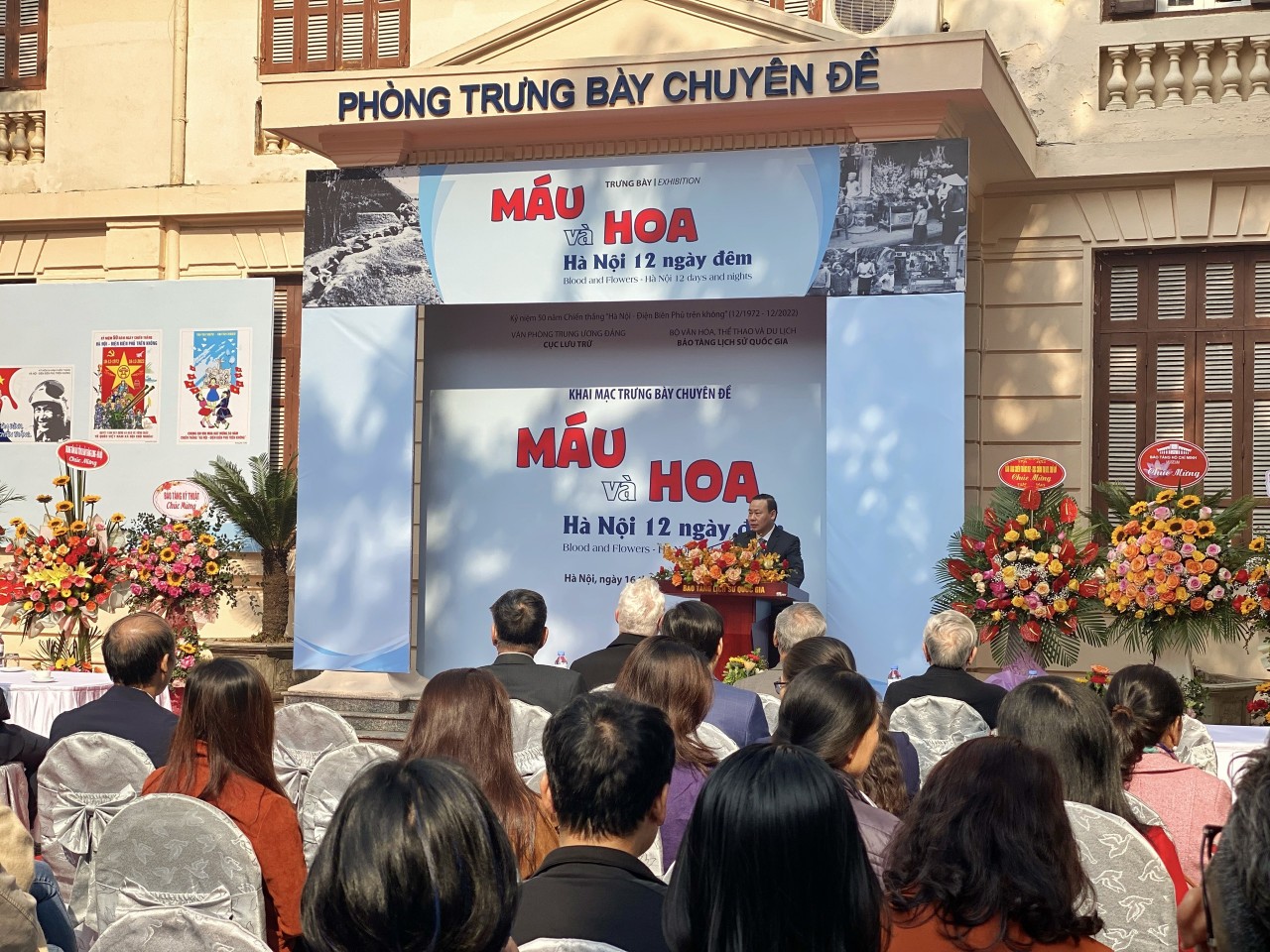 Khai mạc trưng bày chuyên đề “Máu và Hoa - Hà Nội 12 ngày đêm”