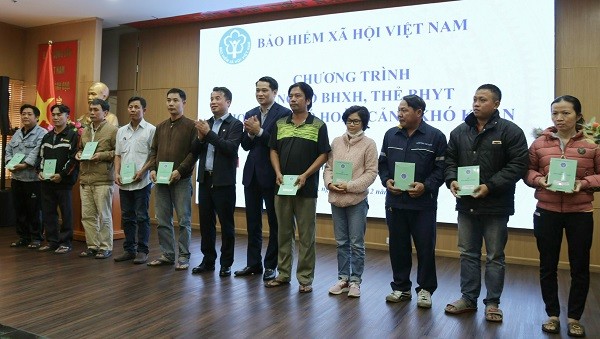 Trao tặng sổ BHXH, thẻ BHYT cho người có hoàn cảnh khó khăn tại TP.Đà Nẵng (Ảnh: BHXH Việt Nam). Trao tặng sổ BHXH, thẻ BHYT cho người có hoàn cảnh khó khăn tại TP.Đà Nẵng (Ảnh: BHXH Việt Nam).