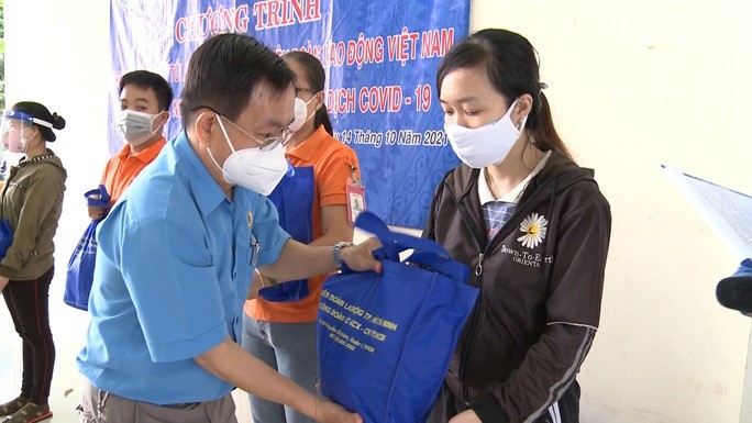 Cán bộ Công đoàn các KCX-KCN TP HCM. tặng quà cho công nhân khó khăn do Covid-19 Ảnh: HỒNG ĐÀO Cán bộ Công đoàn các KCX-KCN TP HCM. tặng quà cho công nhân khó khăn do Covid-19 Ảnh: HỒNG ĐÀO