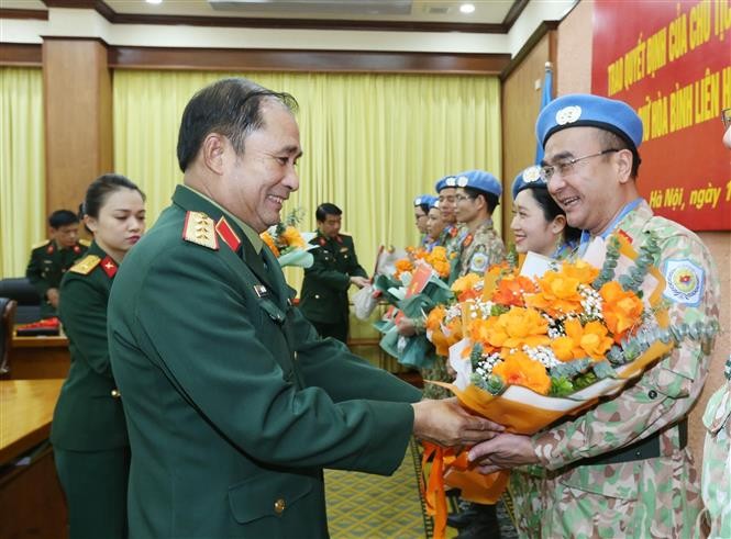 Trao quyết định cho bốn sỹ quan đi làm nhiệm vụ tại Trung Phi | Chính trị | Vietnam+ (VietnamPlus)