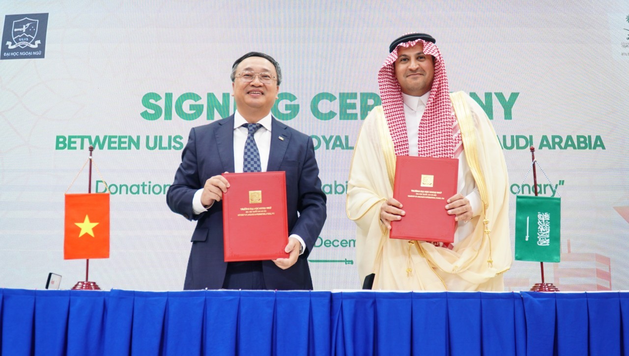 ULIS Rector Do Tuan Minh and Ambassador of Saudi Arabia signed the embassy's sponsorship to the project of making the first Arabic-Vietnamese dictionary in Vietnam. Photo: VNT ULIS Rector Do Tuan Minh and Ambassador of Saudi Arabia signed the embassy's sponsorship to the project of making the first Arabic-Vietnamese dictionary in Vietnam. Photo: VNT