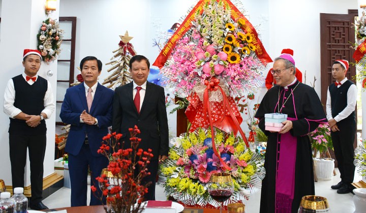 Lãnh đạo Bộ, Ban, tỉnh đến thăm và chúc mừng Tổng Giáo phận Huế nhân dịp Giáng sinh Lãnh đạo Bộ, Ban, tỉnh đến thăm và chúc mừng Tổng Giáo phận Huế nhân dịp Giáng sinh