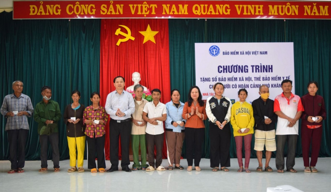 Trao tặng sổ BHXH và thẻ BHYT cho các đối tượng có hoàn cảnh khó khăn ở xã biên giới tỉnh Kon Tum Trao tặng sổ BHXH và thẻ BHYT cho các đối tượng có hoàn cảnh khó khăn ở xã biên giới tỉnh Kon Tum