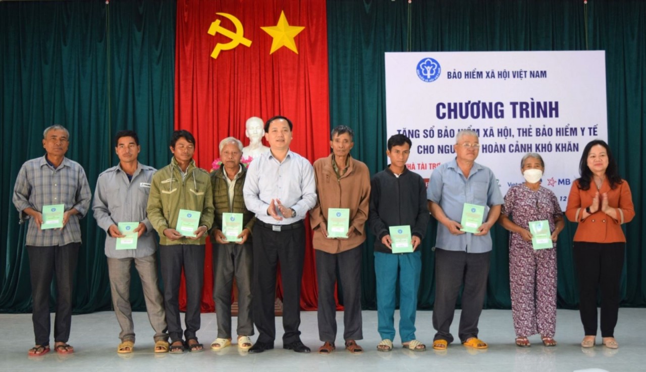 Trao tặng sổ BHXH và thẻ BHYT cho các đối tượng có hoàn cảnh khó khăn ở xã biên giới tỉnh Kon Tum Trao tặng sổ BHXH và thẻ BHYT cho các đối tượng có hoàn cảnh khó khăn ở xã biên giới tỉnh Kon Tum