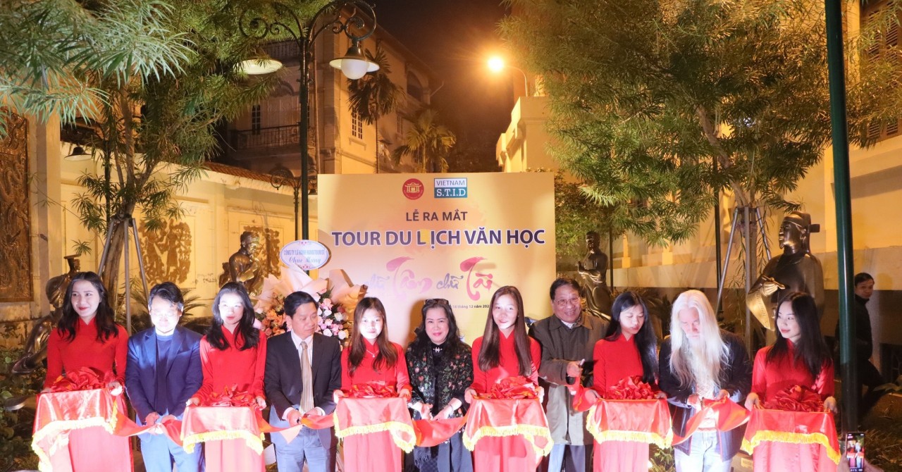 Lễ cắt băng ra mắt tour Du lịch Văn học Độc đáo tour du lịch văn học “Chữ Tâm chữ Tài”