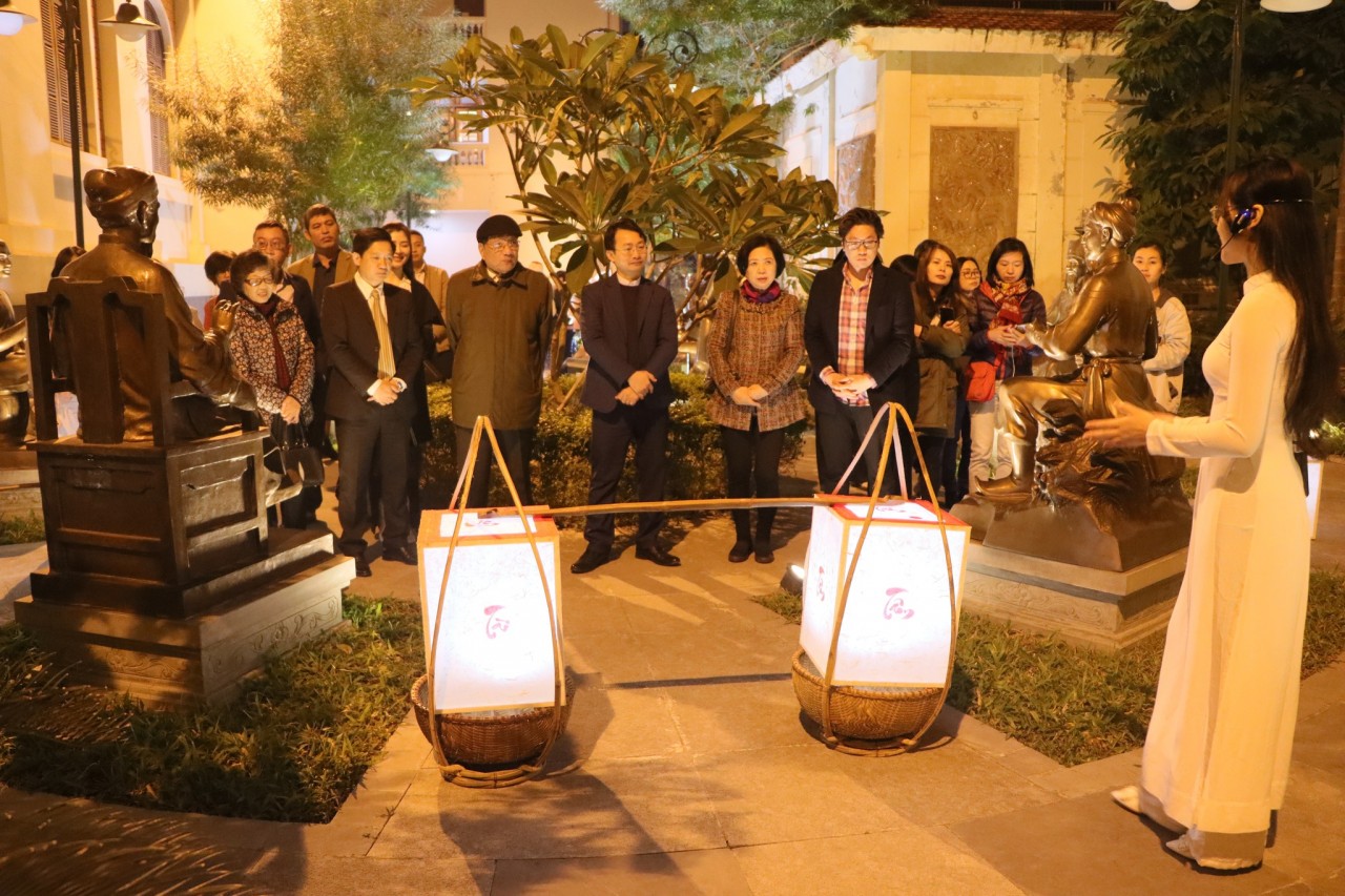 Khách tham quan trải nghiệm Tour du lịch văn học Độc đáo tour du lịch văn học “Chữ Tâm chữ Tài”
