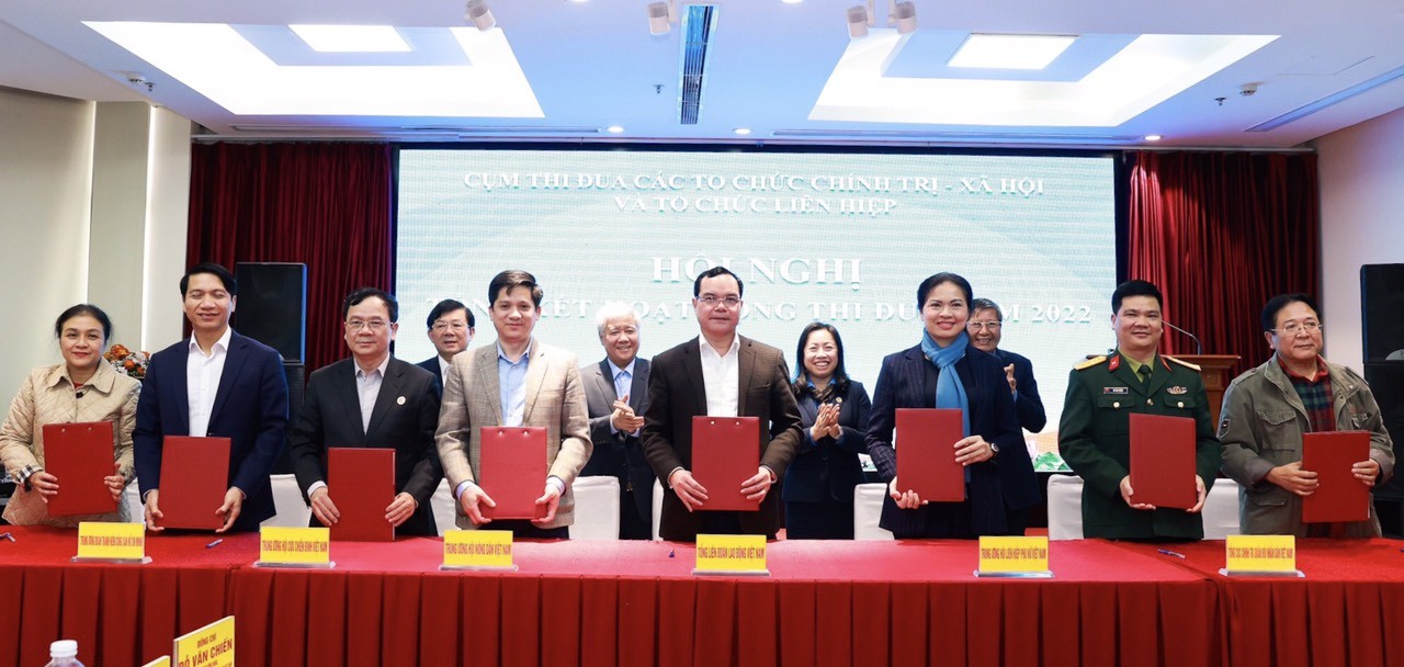 Chủ tịch Liên hiệp các tổ chức hữu nghị Việt Nam Nguyễn Phương Nga (ngoài cùng, bên trái) cùng đại diện các tổ chức thành viên Cụm thi đua ký Giao ước thi đua năm 2023. Chủ tịch Liên hiệp các tổ chức hữu nghị Việt Nam Nguyễn Phương Nga (ngoài cùng, bên trái) cùng đại diện các tổ chức thành viên Cụm thi đua ký Giao ước thi đua năm 2023.
