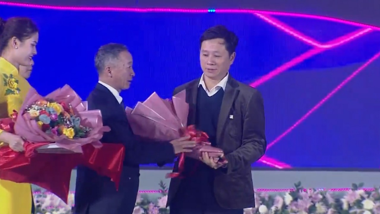Đại diện Tập đoàn Tân Á Đại Thành, ông Trần Công Thành, PTGĐ Tổng công ty Bất động sản Tân Á Đại Thành – Meyland nhận kỷ niệm chương từ ông Trần Văn Hiệp, Phó Bí thư Tỉnh ủy, Chủ tịch UBND tỉnh Lâm Đồng, Trưởng Ban tổ chức Festival Hoa Đà Lạt lần thứ IX năm 2022. (Ảnh: VTV) Đại diện Tập đoàn Tân Á Đại Thành, ông Trần Công Thành, PTGĐ Tổng công ty Bất động sản Tân Á Đại Thành – Meyland nhận kỷ niệm chương từ ông Trần Văn Hiệp, Phó Bí thư Tỉnh ủy, Chủ tịch UBND tỉnh Lâm Đồng, Trưởng Ban tổ chức Festival Hoa Đà Lạt lần thứ IX năm 2022. (Ảnh: VTV)