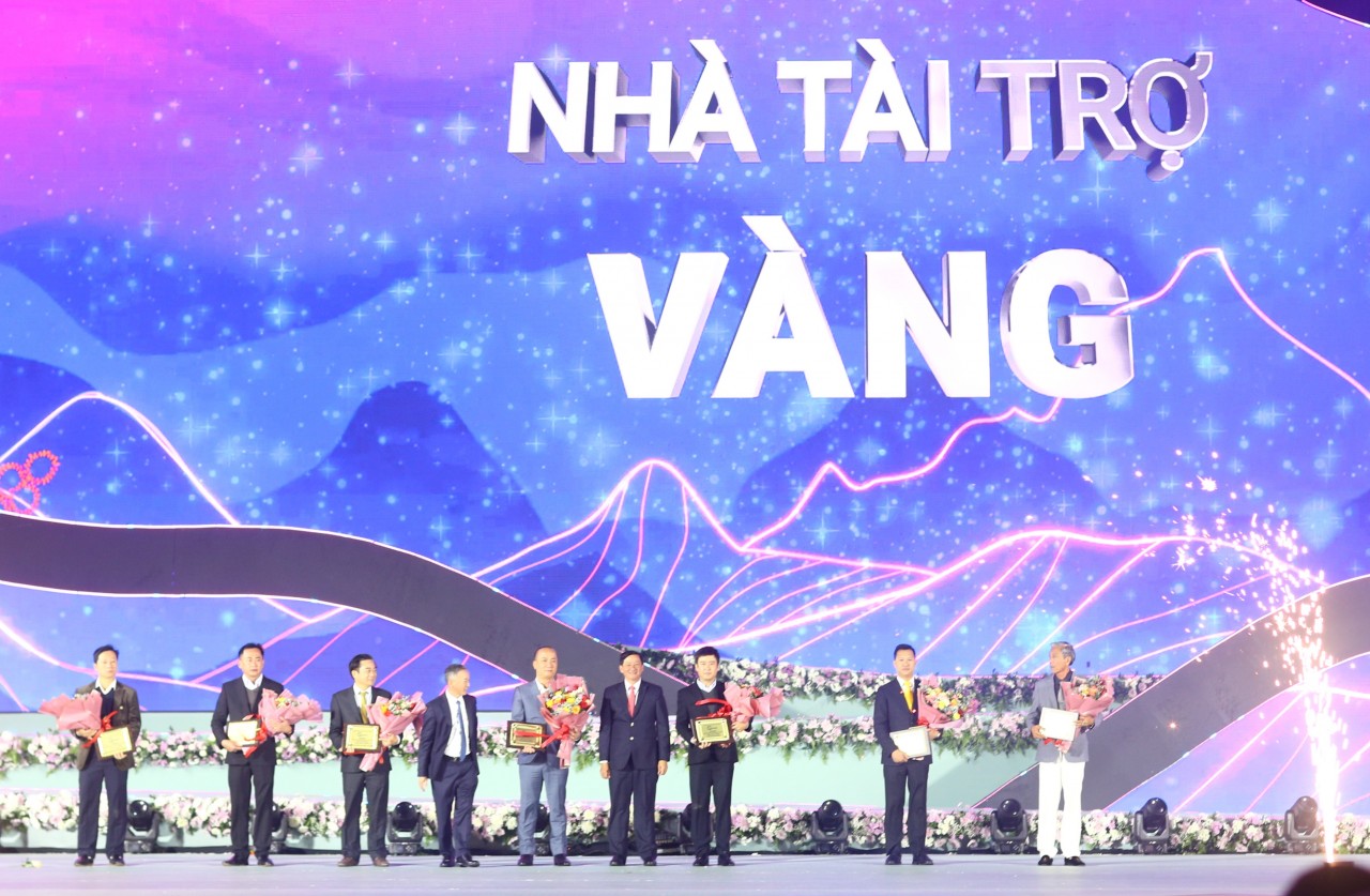Đại diện Tập đoàn Tân Á Đại Thành, ông Trần Công Thành, PTGĐ Tổng công ty Bất động sản Tân Á Đại Thành – Meyland (ngoài cùng bên trái) cùng các nhà tài trợ Festival Hoa Đà Lạt lần thứ IX năm 2022. (Ảnh: Phi Long) Đại diện Tập đoàn Tân Á Đại Thành, ông Trần Công Thành, PTGĐ Tổng công ty Bất động sản Tân Á Đại Thành – Meyland (ngoài cùng bên trái) cùng các nhà tài trợ Festival Hoa Đà Lạt lần thứ IX năm 2022. (Ảnh: Phi Long)