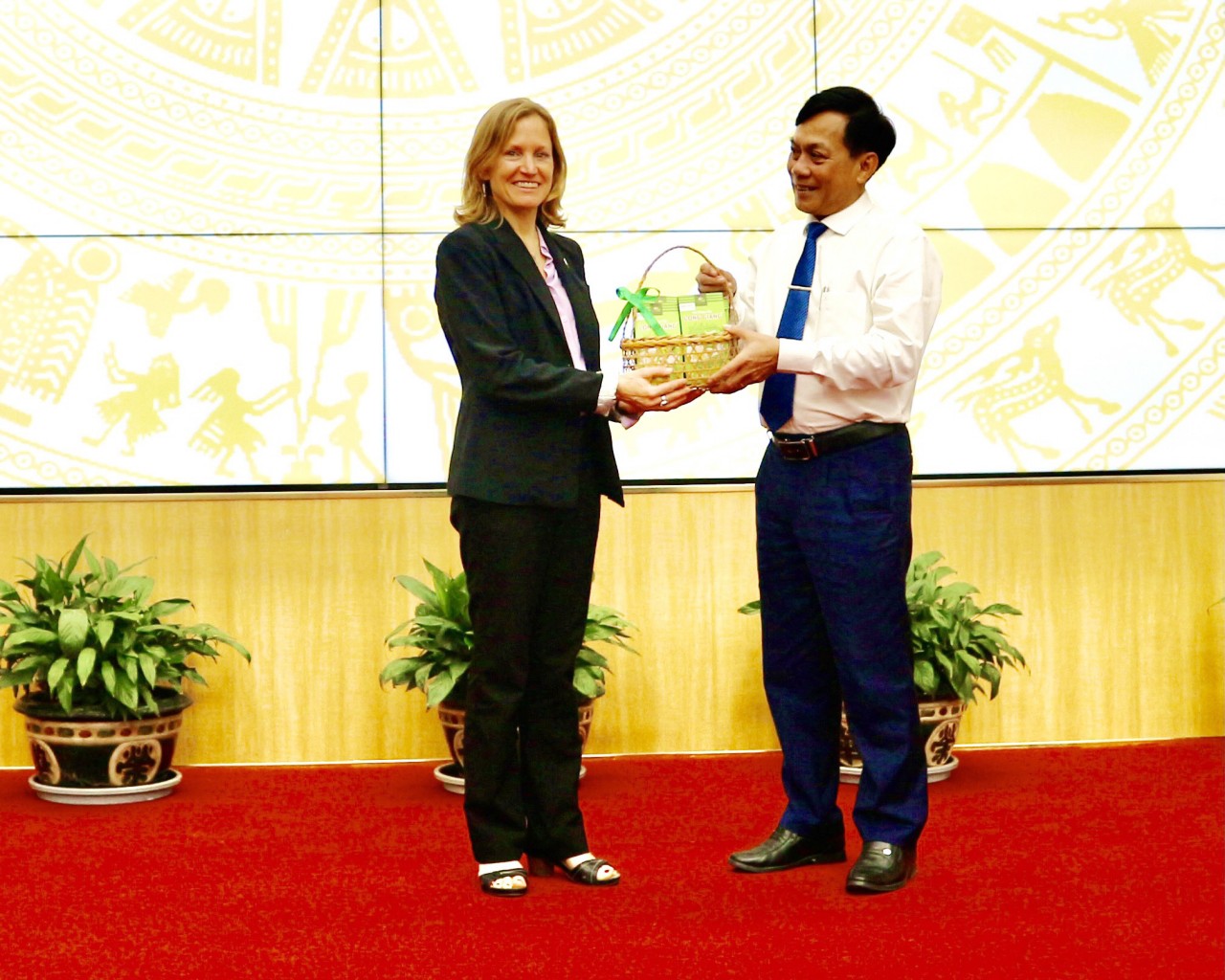 Giám đốc USAID tại Việt Nam đến Cần Thơ tìm hiểu hoạt động ứng phó biến đổi khí hậu, bảo vệ môi trường Giám đốc USAID tại Việt Nam đến Cần Thơ tìm hiểu hoạt động ứng phó biến đổi khí hậu, bảo vệ môi trường
