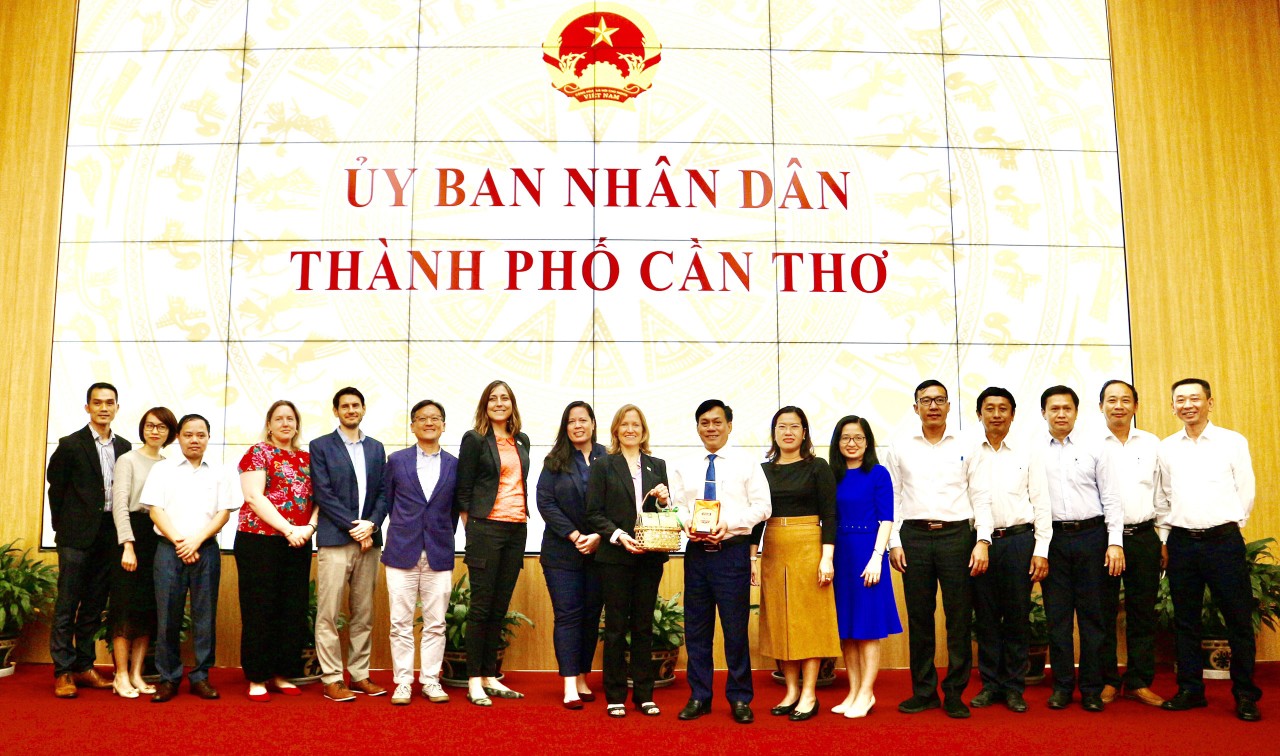 Giám đốc USAID tại Việt Nam đến Cần Thơ tìm hiểu hoạt động ứng phó biến đổi khí hậu, bảo vệ môi trường Giám đốc USAID tại Việt Nam đến Cần Thơ tìm hiểu hoạt động ứng phó biến đổi khí hậu, bảo vệ môi trường
